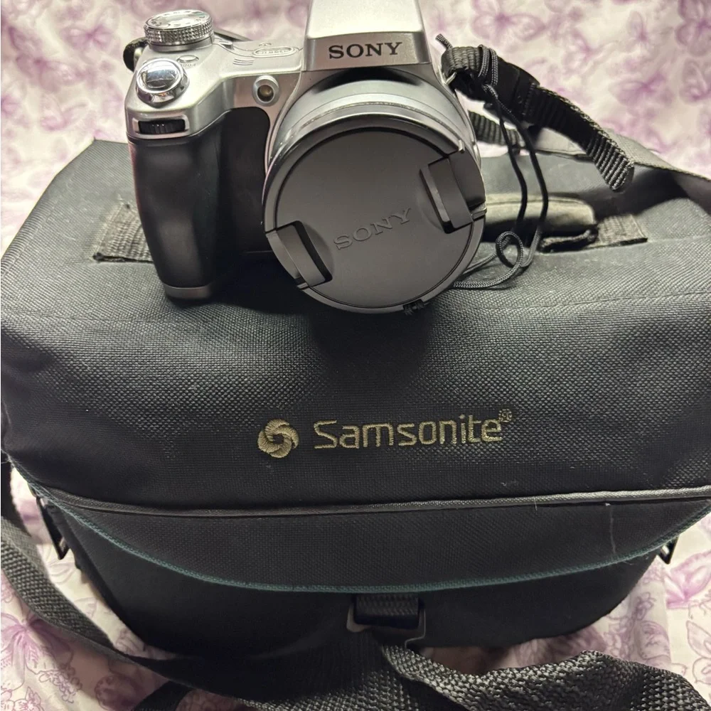 🎦2005 Sony Cyber-Shot DSC-HI Digital Camera with Samsonite Camera Bag